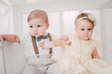 iki düğün - bebekler evlat ve kız gelin ve damat giyinmiş