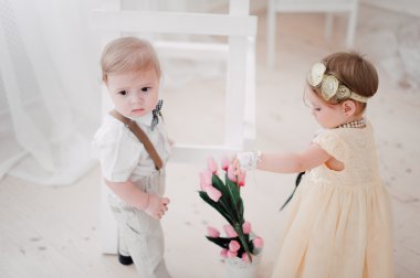 iki düğün - bebekler evlat ve kız gelin ve damat giyinmiş