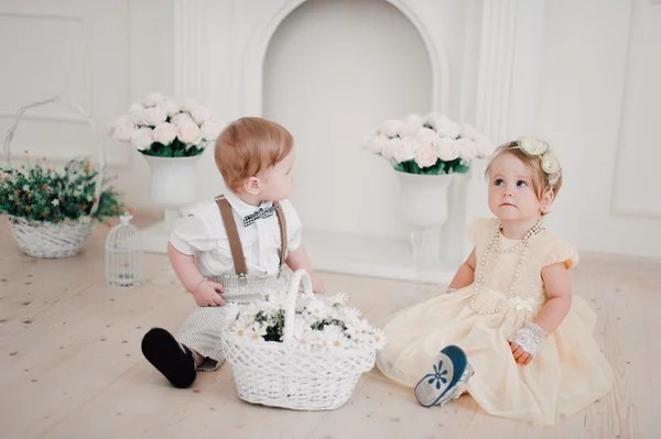 Två bebisar bröllop - pojke och flicka utklädd till bruden och brudgummen — Stockfoto