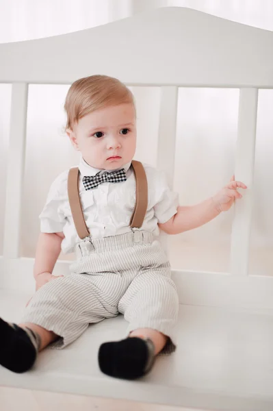 Casamento de dois bebês - menino vestido de noivo, pequeno cavalheiro vestido de gravata — Fotografia de Stock