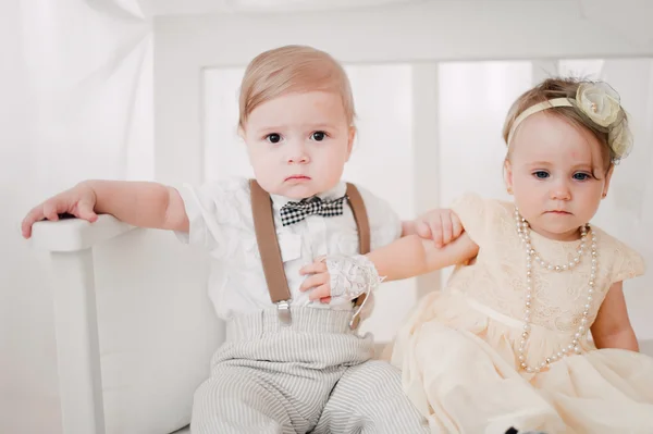 Två bebisar bröllop - pojke och flicka utklädd till bruden och brudgummen — Stockfoto