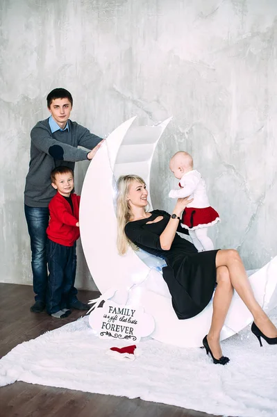 Porträt einer freundlichen Familie, die an Heiligabend in die Kamera blickt — Stockfoto