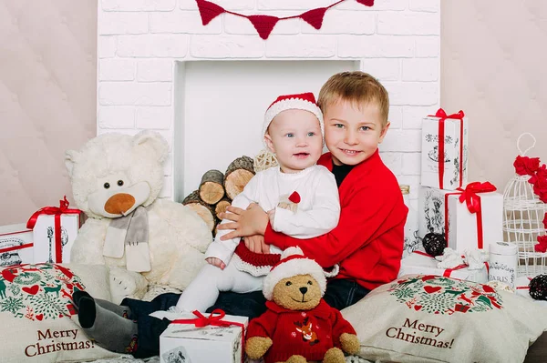 クリスマス ギフト用の箱や装飾品で幸せな子供の肖像画。2 人の子供が自宅で楽しんで — ストック写真