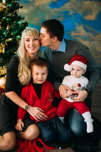Портрет дружелюбной семьи, смотрящей в камеру на Рождество — стоковое фото