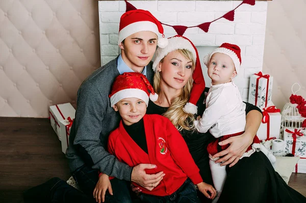 Porträtt av vänlig familj tittar på kameran på julafton — Stockfoto