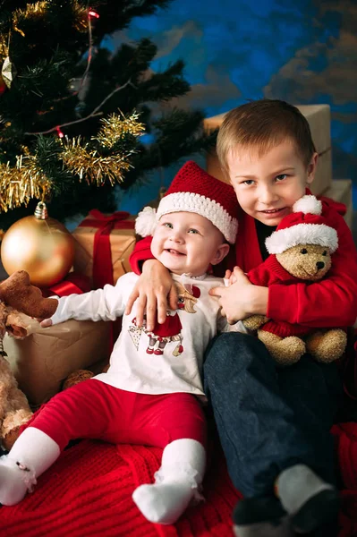 Portret szczęśliwy dzieci Boże Narodzenie pudełka i dekoracje. dwoje dzieci, zabawy w domu — Zdjęcie stockowe