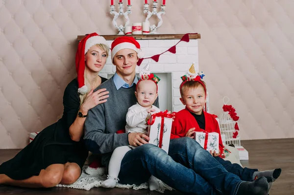 Noel akşamı kameraya bakan dost canlısı aile portresi. — Stok fotoğraf