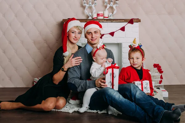 Porträt einer freundlichen Familie, die an Heiligabend in die Kamera blickt — Stockfoto