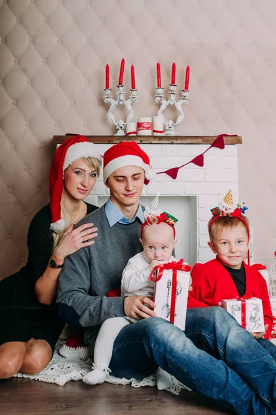 Porträtt av vänlig familj tittar på kameran på julafton — Stockfoto
