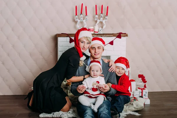 Portret van een vriendelijke familie op zoek naar camera op kerstavond — Stockfoto