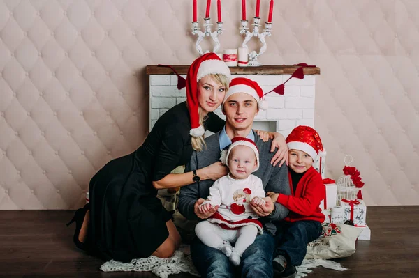 Portret van een vriendelijke familie op zoek naar camera op kerstavond — Stockfoto