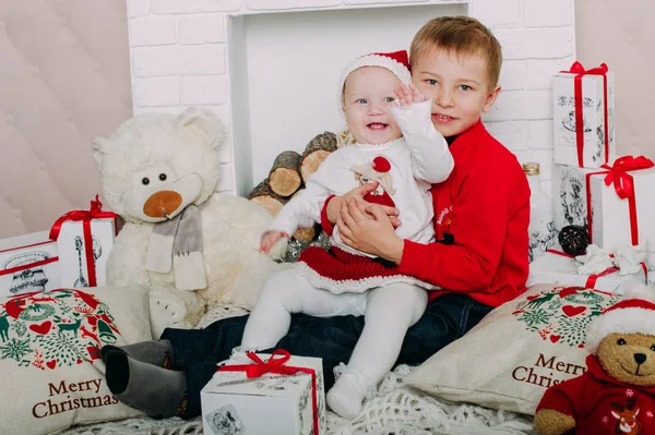 Retrato de niños felices con cajas de regalo de Navidad y decoraciones. Dos niños divirtiéndose en casa — Foto de Stock