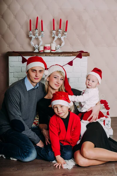 Portret van een vriendelijke familie op zoek naar camera op kerstavond — Stockfoto