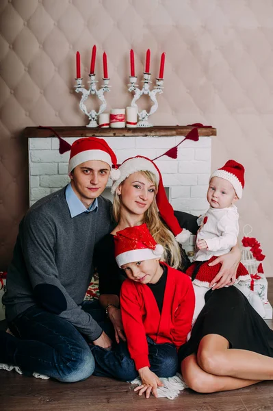 Portret van een vriendelijke familie op zoek naar camera op kerstavond — Stockfoto