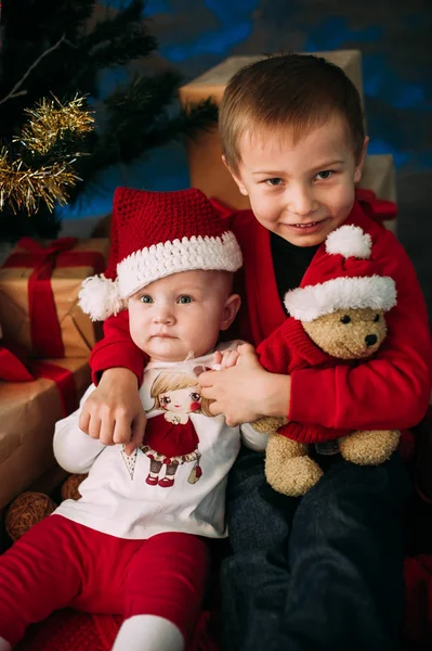 Ritratto di bambini felici con scatole regalo di Natale e decorazioni. Due bambini si divertono a casa — Foto Stock