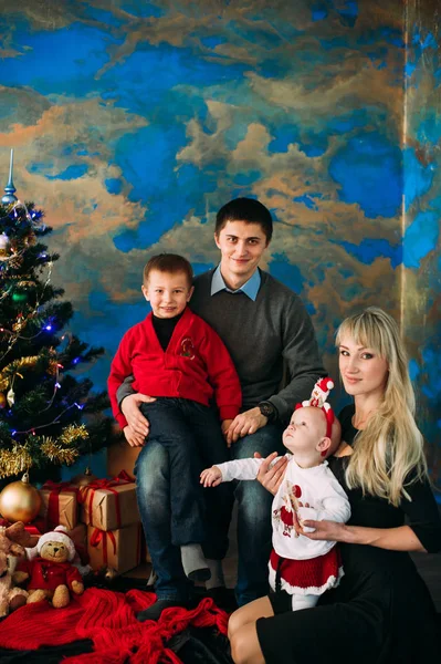 Portret przyjaznej rodziny patrzącej w kamerę w świąteczny wieczór — Zdjęcie stockowe