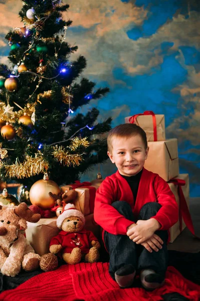 Retrato de niño adorable con cajas de regalo —  Fotos de Stock