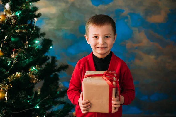 Portrét rozkošný chlapec s giftboxes — Stock fotografie