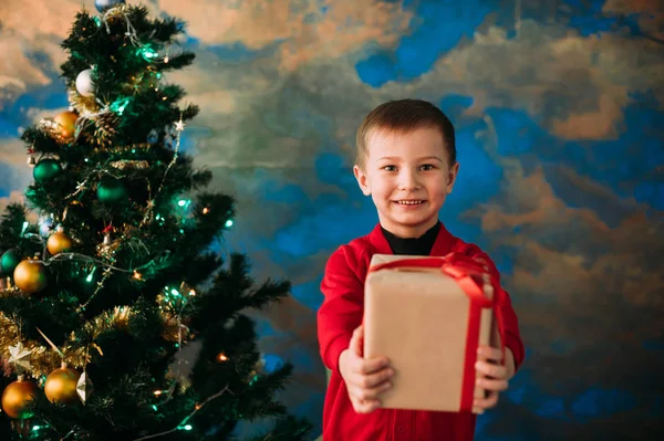 Portrait de garçon adorable avec boîtes-cadeaux — Photo