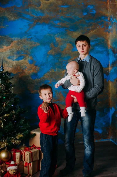 Портрет дружньої сім'ї, що дивиться на камеру в різдвяний вечір — стокове фото
