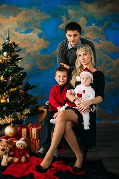 フレンドリーな家族の肖像クリスマスの夜にカメラを見て — ストック写真