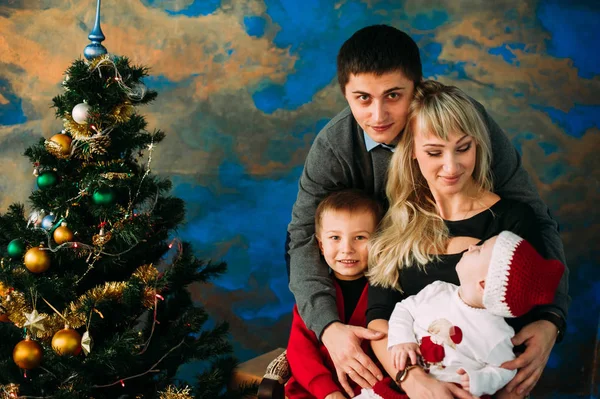 Portret przyjaznej rodziny patrzącej w kamerę w świąteczny wieczór — Zdjęcie stockowe