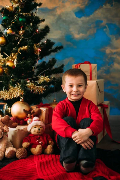 Портрет чарівного хлопчика з подарунковими коробками — стокове фото