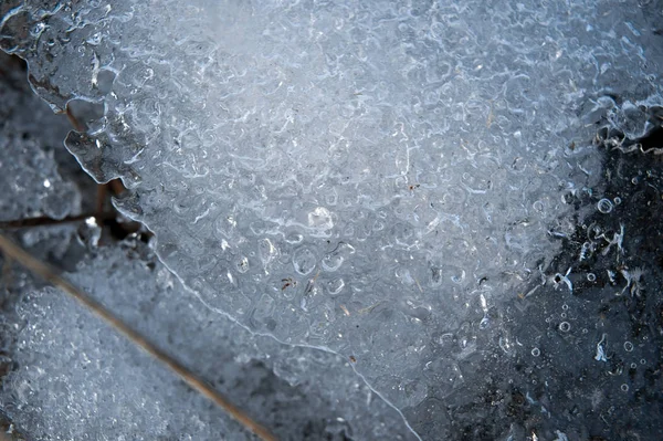 Bahar arka plan - meltinh ve buz çatlamak — Stok fotoğraf
