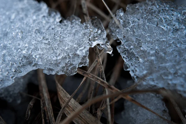 Frühlingshintergrund - Schmelze und rissiges Eis — Stockfoto