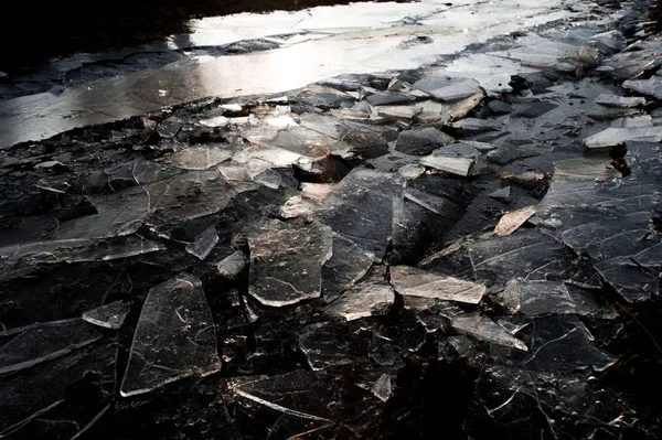 Vår bakgrund - meltinh och sprickbildning is — Stockfoto