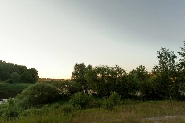 Krásná krajina v Bělorusku během večera počátkem léta. — Stock fotografie