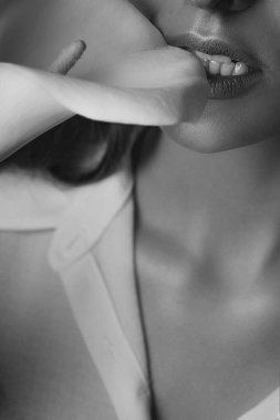 Genç muhteşem kadın moda fotoğrafı. bir kız kılığında. stüdyo fotoğraf