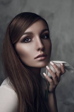Genç muhteşem kadın moda fotoğrafı. bir kız kılığında. stüdyo fotoğraf