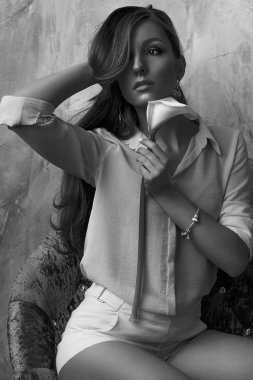 Genç muhteşem kadın moda fotoğrafı. bir kız kılığında. stüdyo fotoğraf