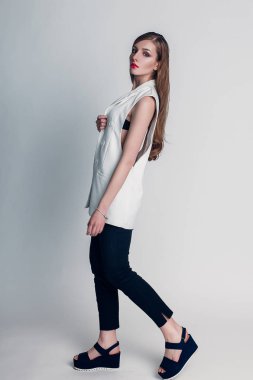 Yaratıcı makyaj mercan ile güzel bir kadın portresi beyaz ceket yumuşak ve ıslak saç dudakları