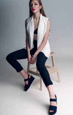 Yaratıcı makyaj mercan ile güzel bir kadın portresi beyaz ceket yumuşak ve ıslak saç dudakları