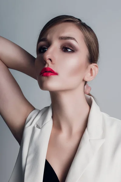 Retrato de una hermosa mujer con maquillaje creativo labios de coral en chaqueta blanca pelo liso y húmedo —  Fotos de Stock