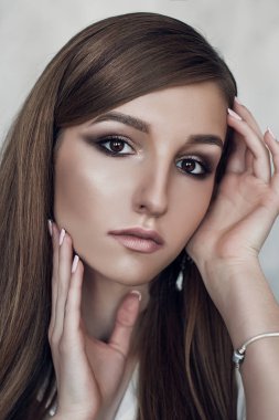 Genç muhteşem kadın moda fotoğrafı. bir kız kılığında. stüdyo fotoğraf