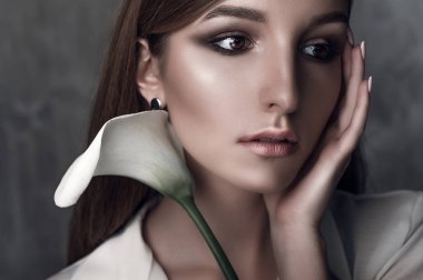 Genç muhteşem kadın moda fotoğrafı. bir kız kılığında. stüdyo fotoğraf