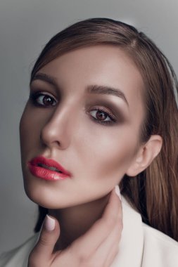 Yaratıcı makyaj mercan ile güzel bir kadın portresi beyaz ceket yumuşak ve ıslak saç dudakları