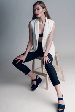 Yaratıcı makyaj mercan ile güzel bir kadın portresi beyaz ceket yumuşak ve ıslak saç dudakları