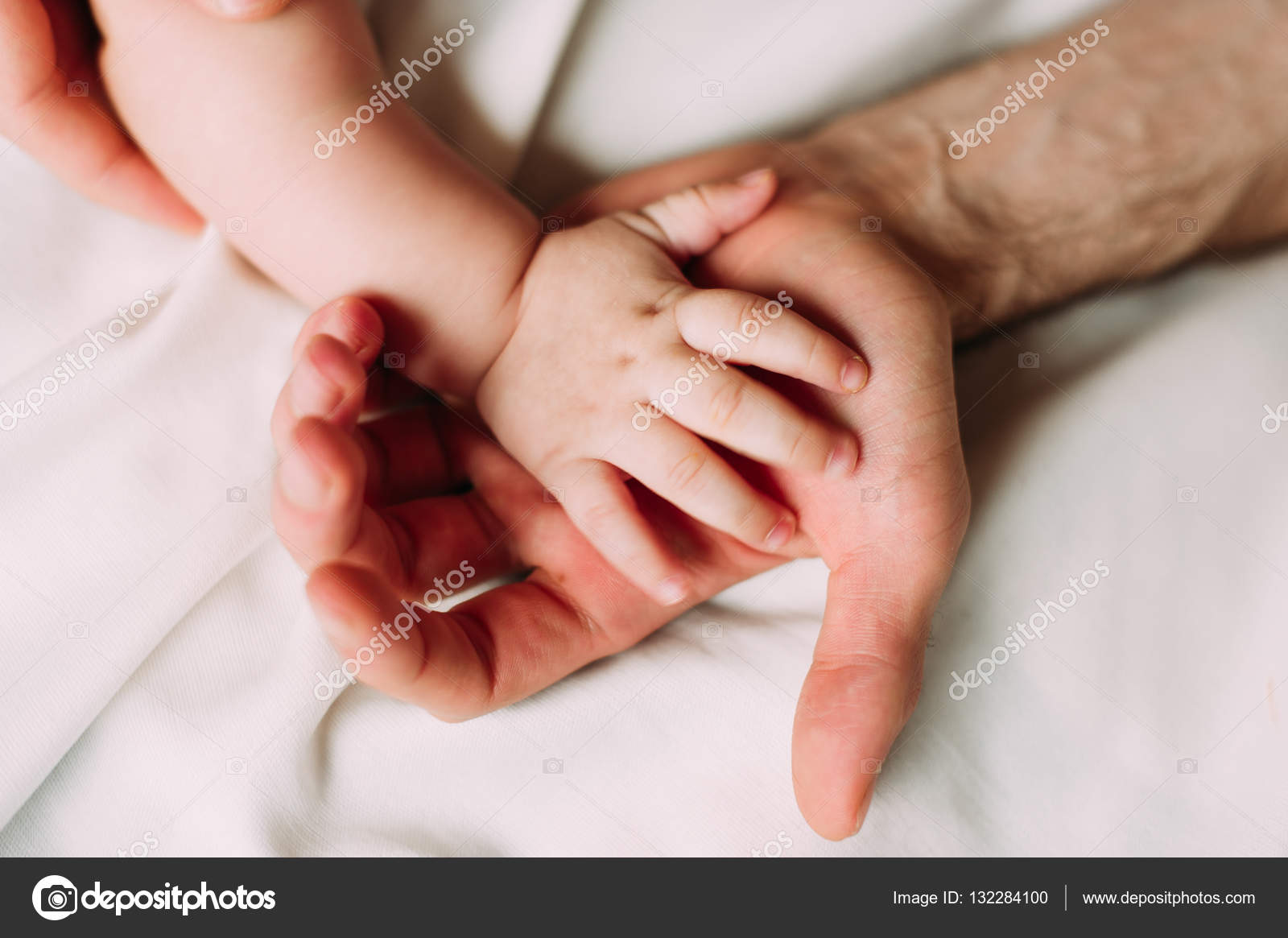 https://st3.depositphotos.com/6986940/13228/i/1600/depositphotos_132284100-stock-photo-holding-hands-of-loving-father.jpg