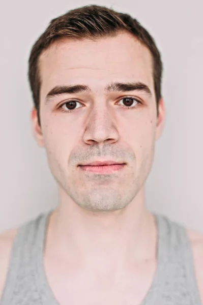 Detailní záběr portrét pohledný mladý muž v bílém — Stock fotografie