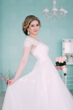 Gelin çiçek dekor, studio fotoğraf içinde portresi. Güzel gelin portre düğün makyaj ve saç, moda gelin modeli takı ve güzellik kız yüz, muhteşem güzellik gelin, stüdyo, çiçek serisi