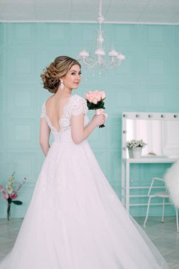 Gelin çiçek dekor, studio fotoğraf içinde portresi. Güzel gelin portre düğün makyaj ve saç, moda gelin modeli takı ve güzellik kız yüz, muhteşem güzellik gelin, stüdyo, çiçek serisi