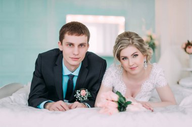 Mutlu çift. Fotoğraf çekimleri düğün dekor öpücükleri beyaz stüdyo düğün, hugs