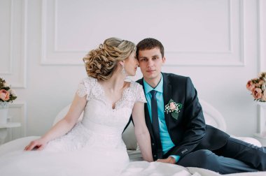 Mutlu çift. Fotoğraf çekimleri düğün dekor öpücükleri beyaz stüdyo düğün, hugs