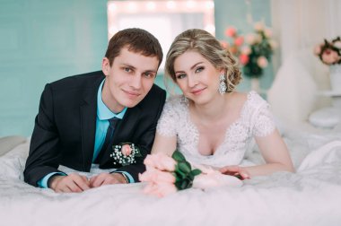 Mutlu çift. Fotoğraf çekimleri düğün dekor öpücükleri beyaz stüdyo düğün, hugs