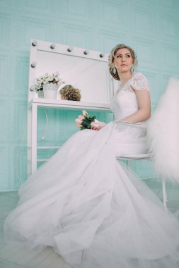 Gelin çiçek dekor, studio fotoğraf içinde portresi. Güzel gelin portre düğün makyaj ve saç, moda gelin modeli takı ve güzellik kız yüz, muhteşem güzellik gelin, stüdyo, çiçek serisi