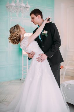 Mutlu çift. Fotoğraf çekimleri düğün dekor öpücükleri beyaz stüdyo düğün, hugs